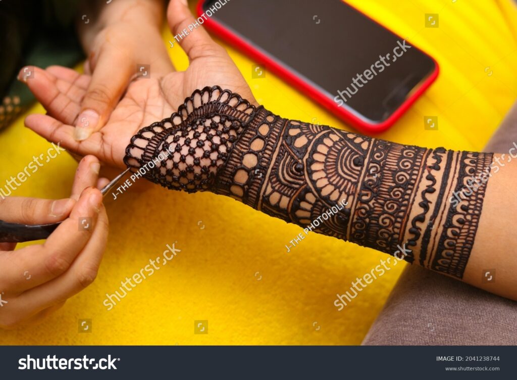 Front hand arabic mehndi design with simple and elegant patterns